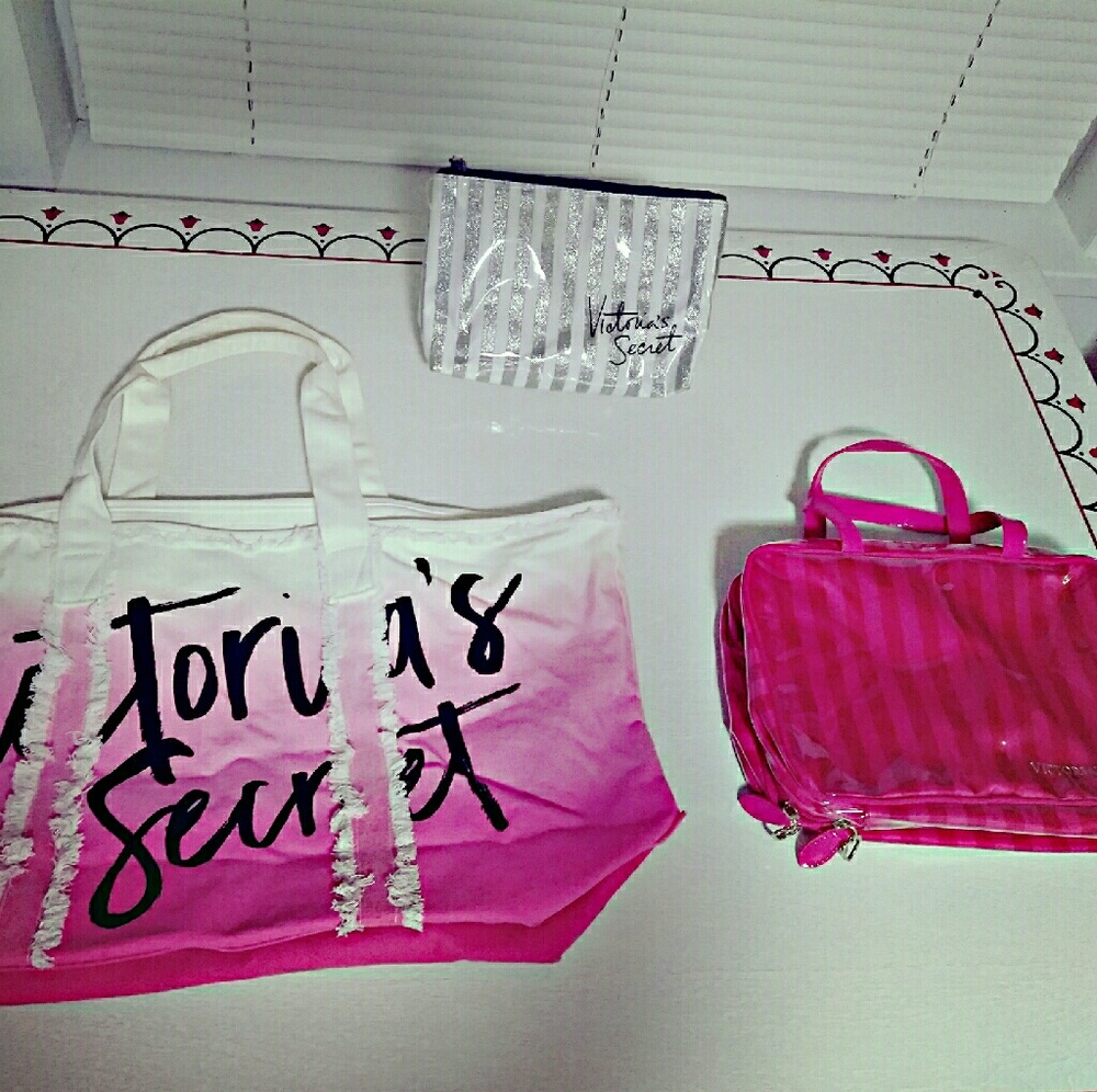 New Victoria secret duffle bag/ 2 makeup bags